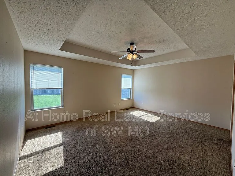 936 N Parkwood Ave — Photo 7