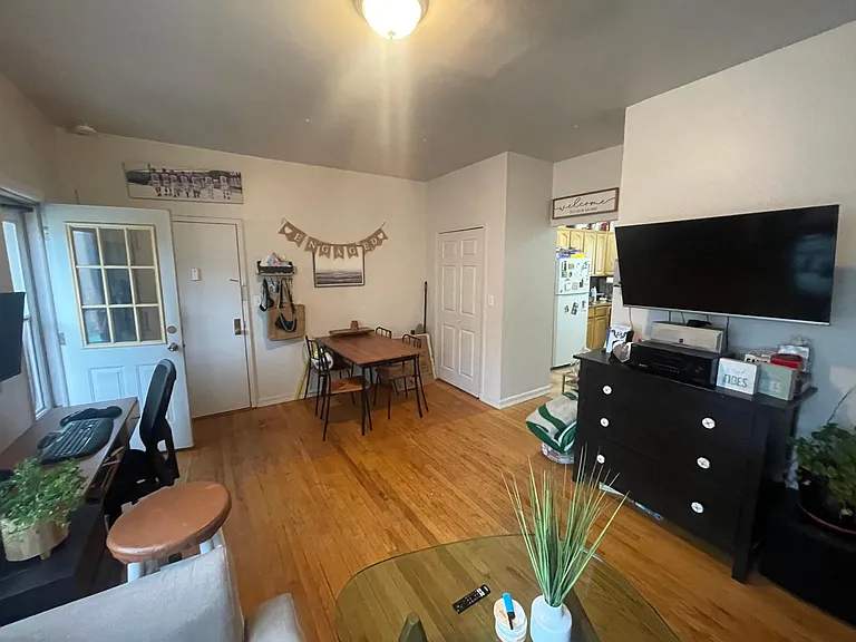 205 W Broadway #6B — Photo 4