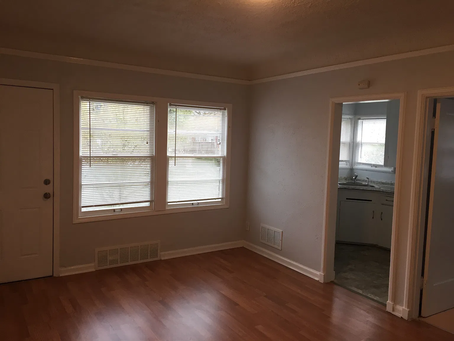 Studio, 400 sqft, $1,175 — Photo 2