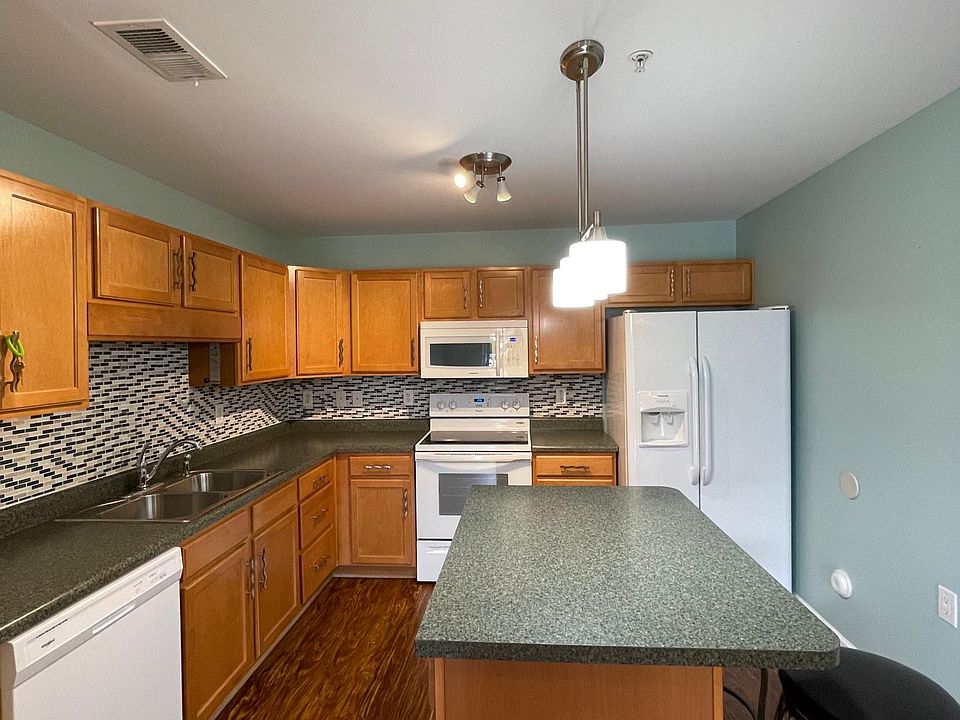 Kitchen w/all appliances (including microwave & dishwasher)