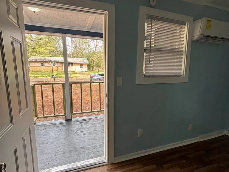 907 Winn St — Photo 3