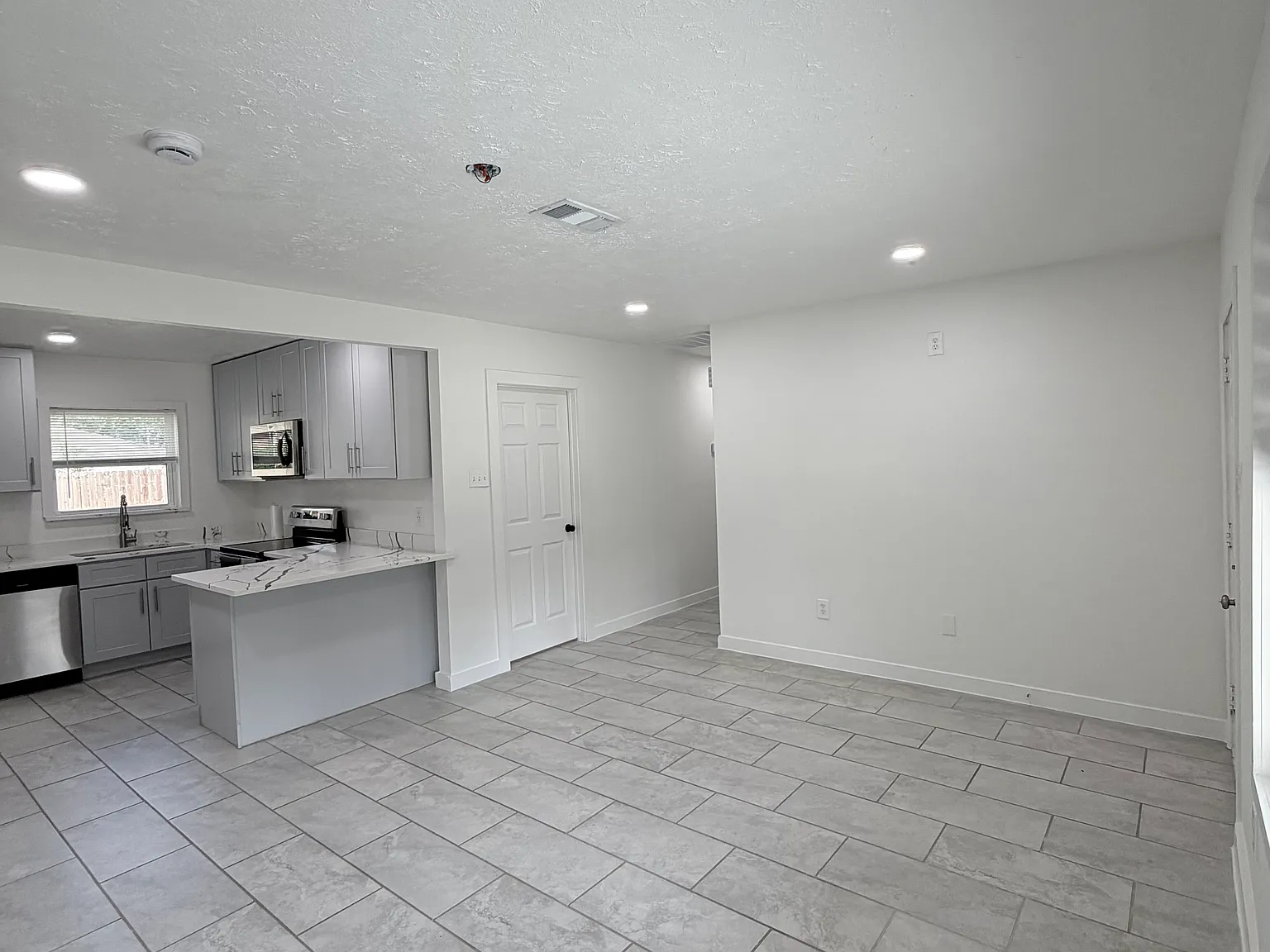 4 bed, 1200 sqft, $1,800 — Photo 4