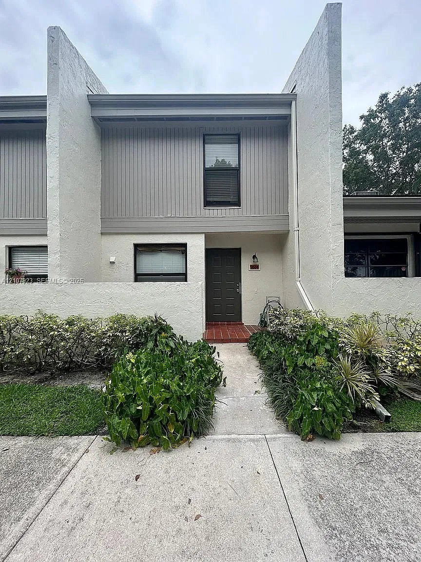 Westview Condominium #8 — Photo 1