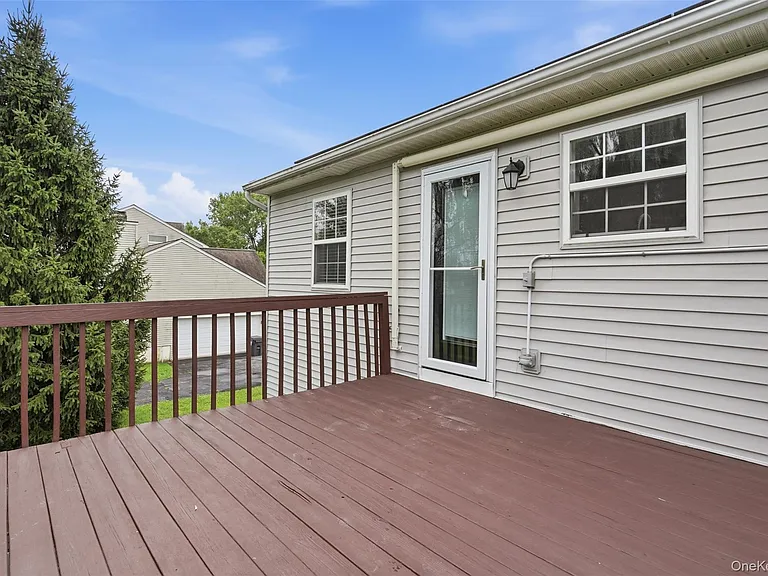 17 Watkins Dr — Photo 36