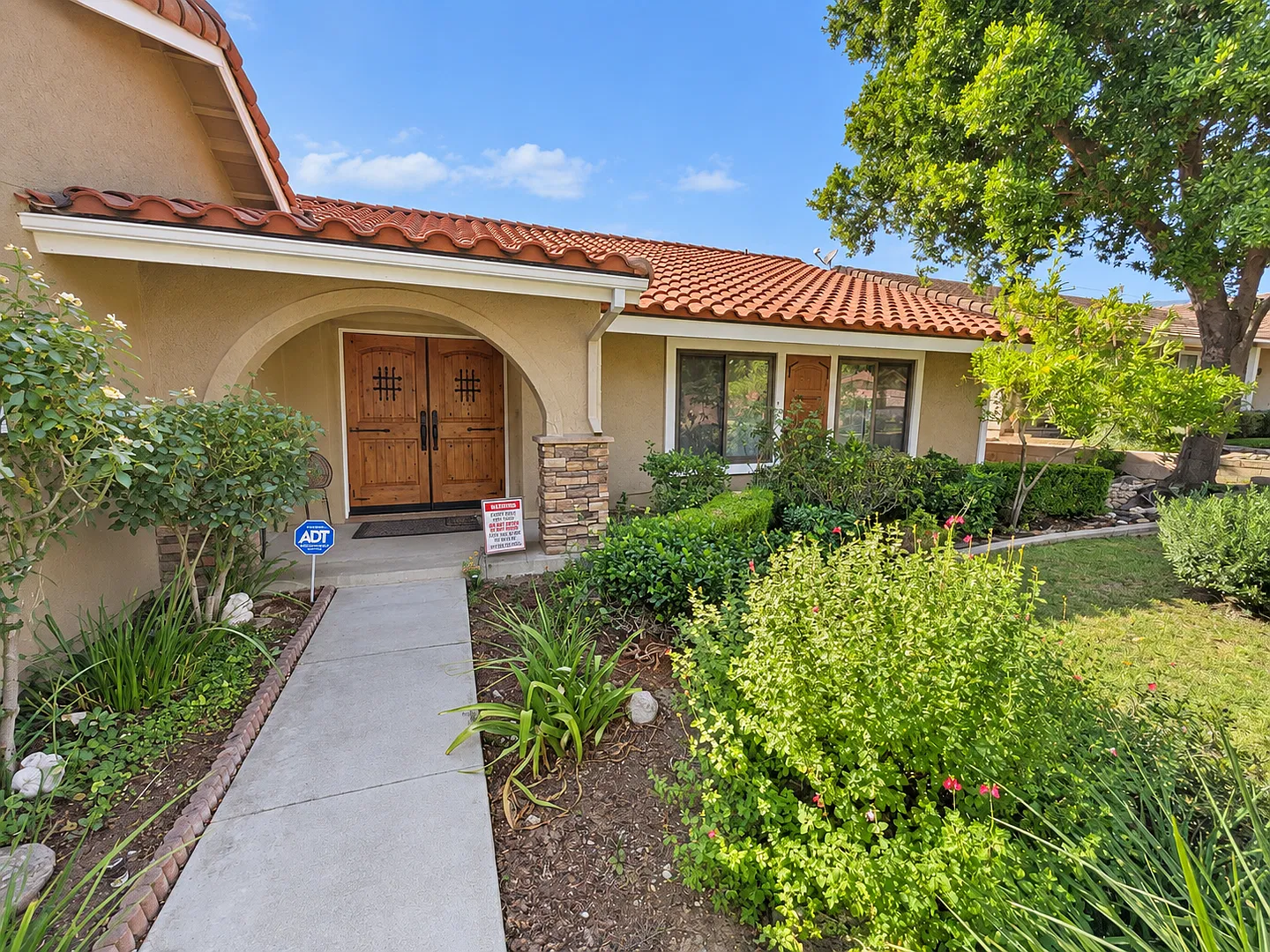 Spacious 4-Bedroom Upland Home with Pool and Large Backyard — Photo 4