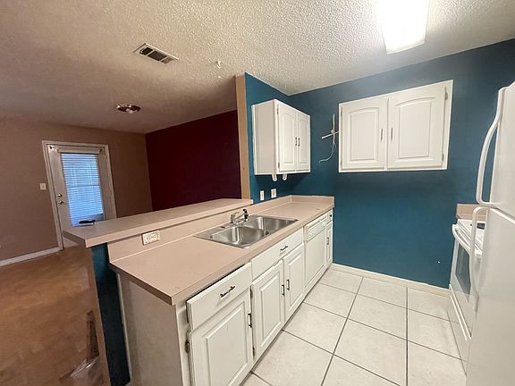 3rd image of 517 Taylor Cir