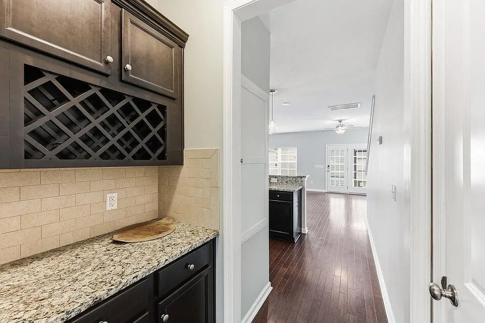 4 bed, 2.5 bath, 2491 sqft, $2,600 — Photo 2