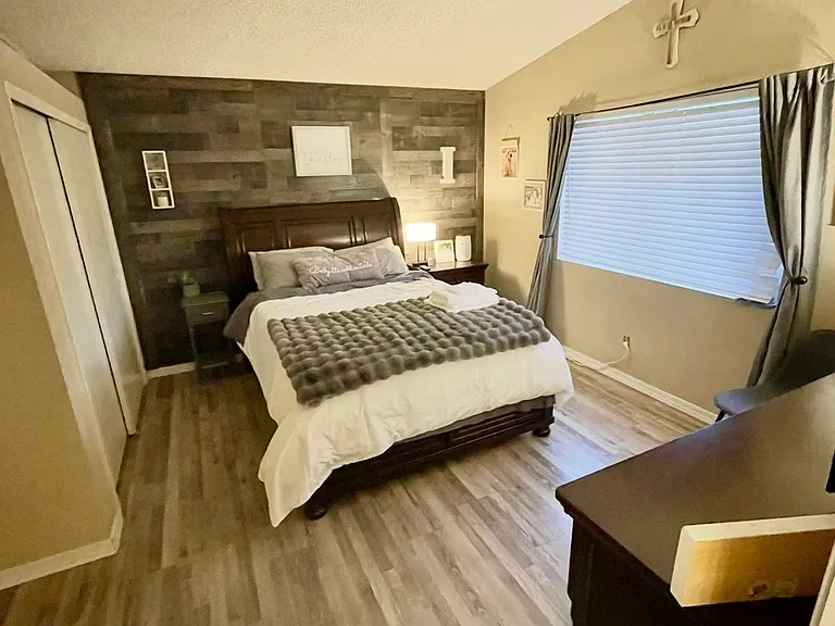 Master bedroom (queen bed)