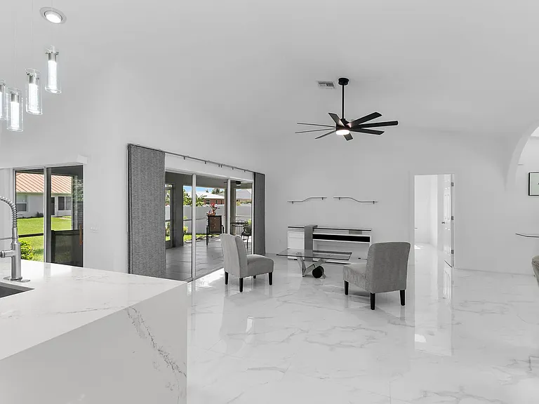 1131 SW 47th St — Photo 14