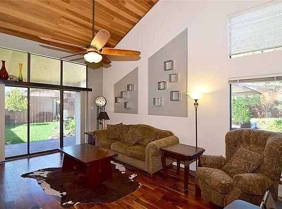 5th image of 2929 N Saint Andrews Dr