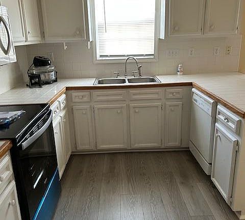 5th image of 3908 Sterling Pointe Drive #Dd8