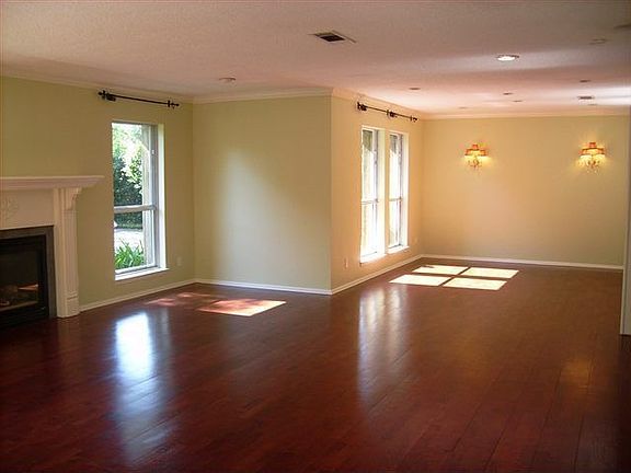 3rd image of 85 Avenue Of The Oaks