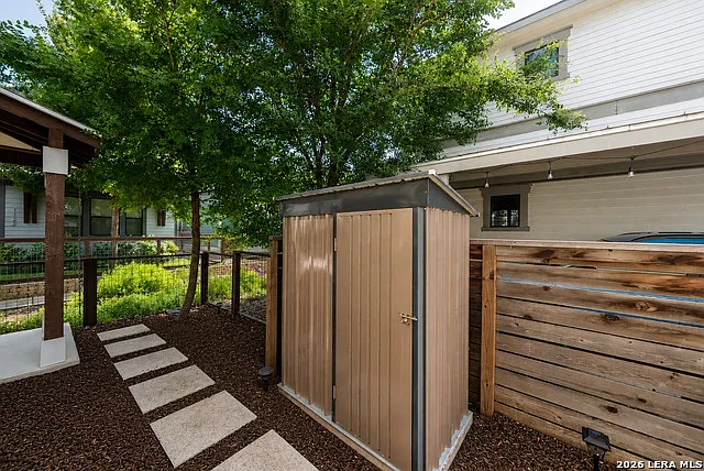1150 N Olive St — Photo 31