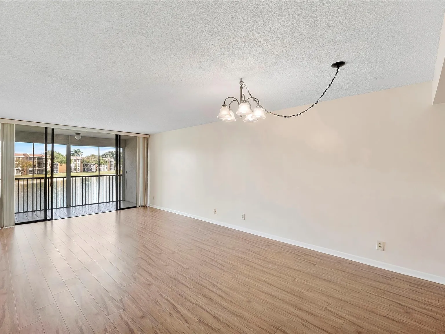 2 bed, 2.0 bath, 990 sqft, $1,900 — Photo 4