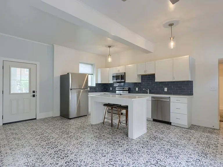 934 W Vine St — Photo 2