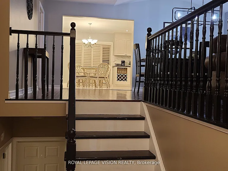 8001 Woodsview Cres — Photo 2