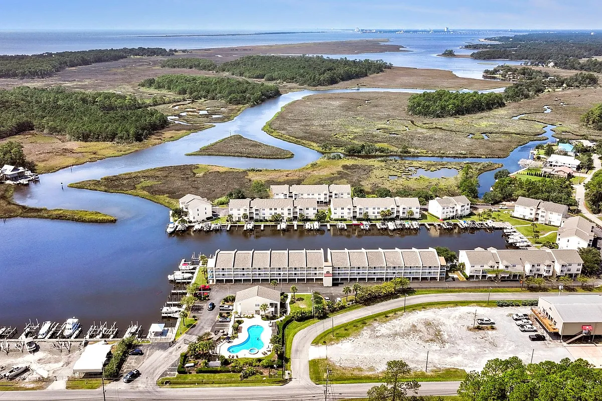 Building Photo - 2421 Beach View Dr #F16