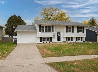 3207 Westmar Dr, Bettendorf, IA