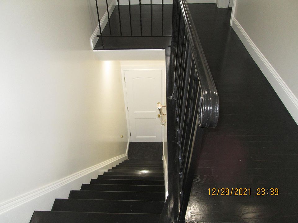 Apt entrance stairway