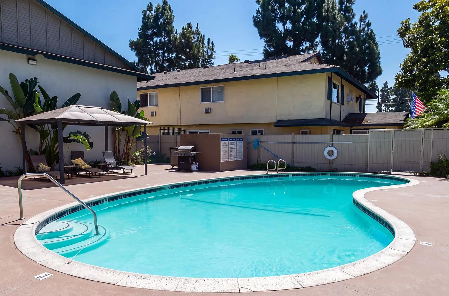 Villa Pacific Townhomes — Photo 1