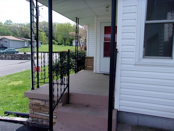 5th image of 208 Hillcrest St
