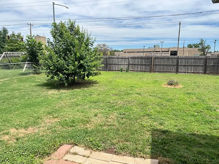 817 E Carroll Ln — Photo 16