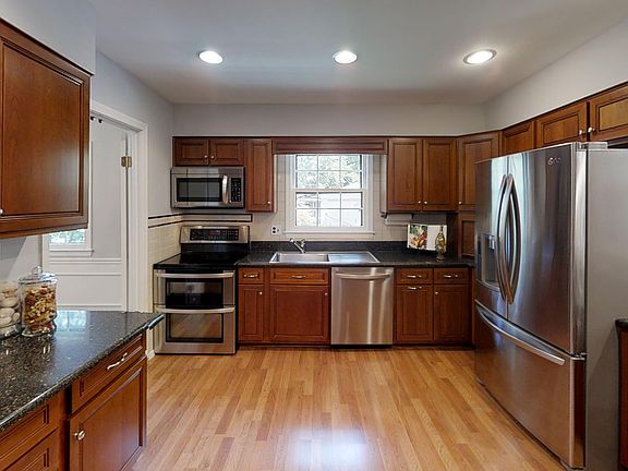 3rd image of 619 John Marshall Dr NE