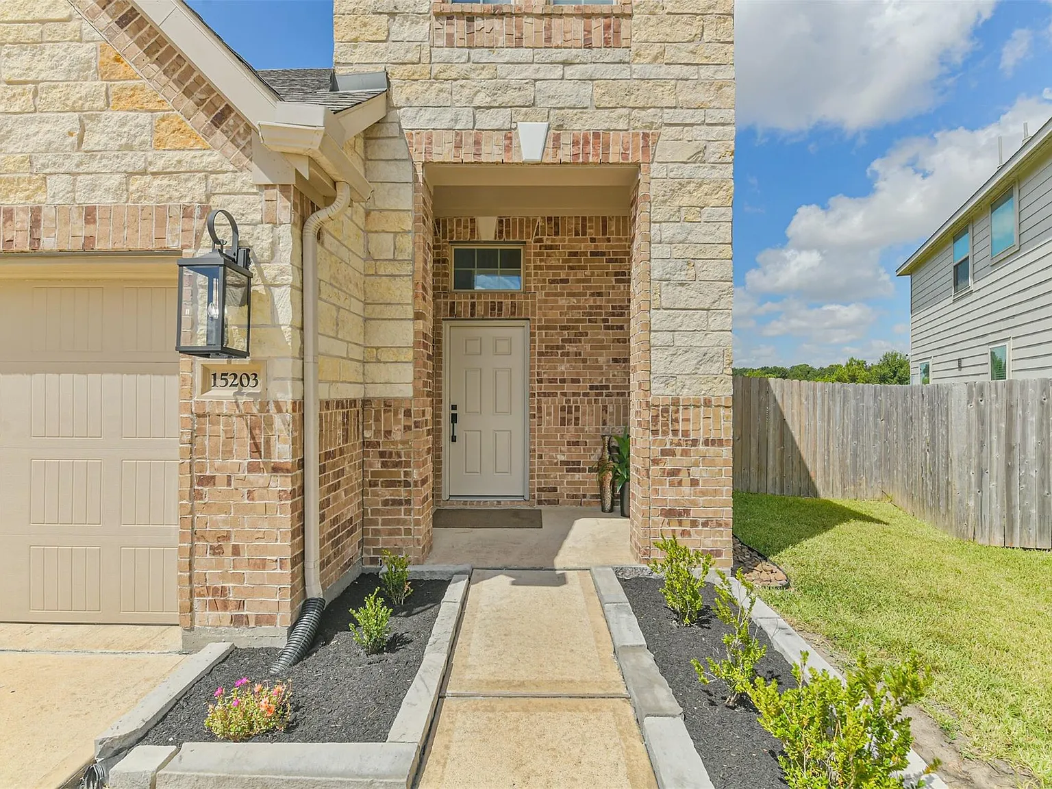 4 bed, 2.5 bath, 2620 sqft, $2,850 — Photo 2