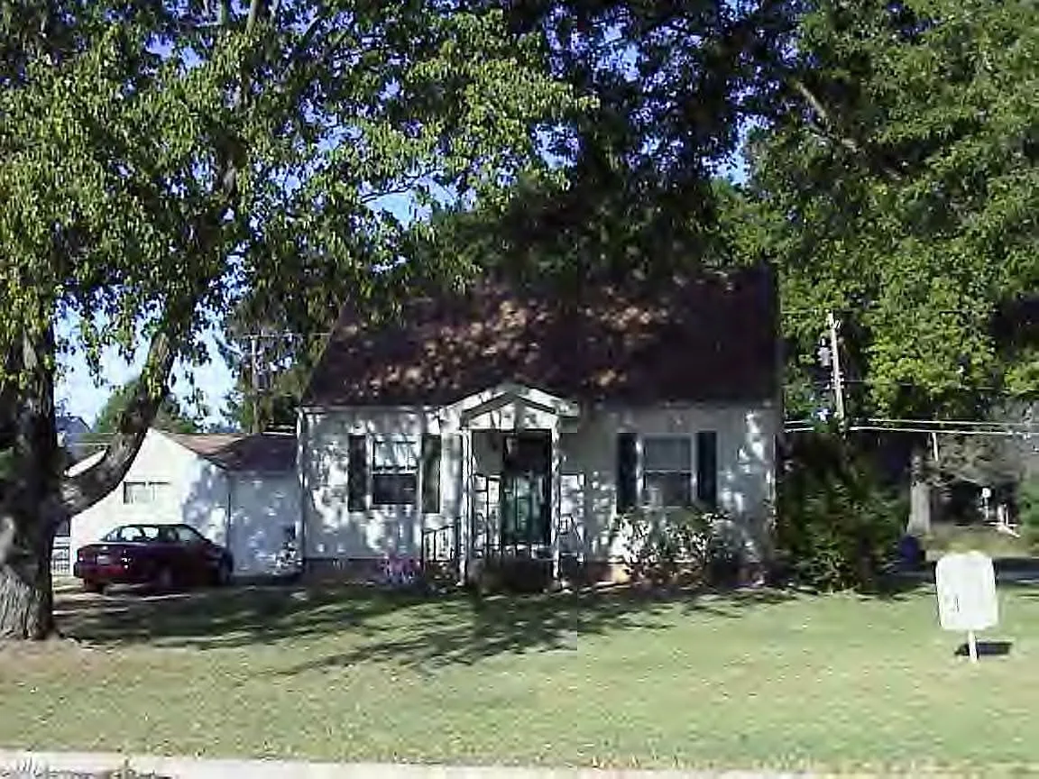 1812 Oak St photo 1