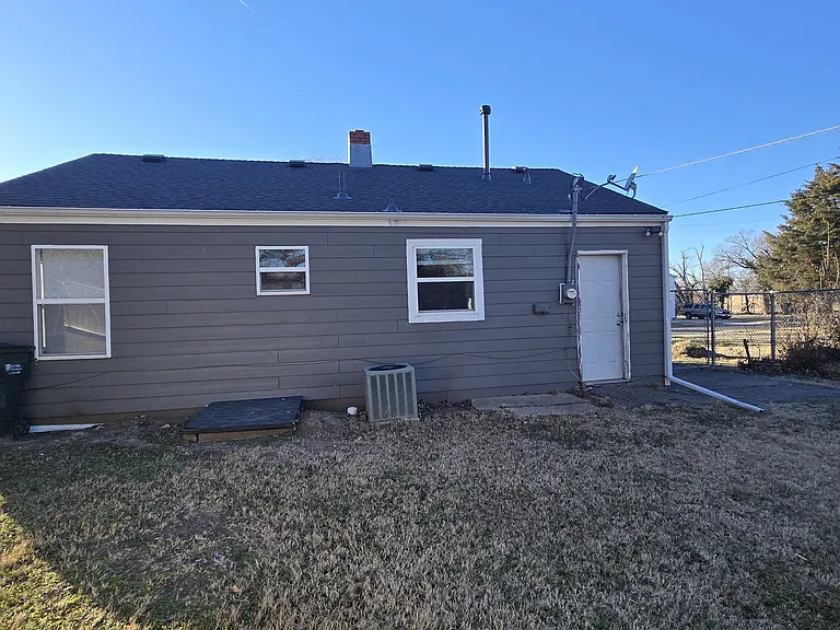 1332 N Erie St — Photo 28
