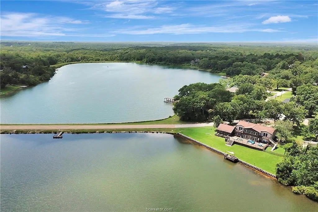 7 bed, 4.0 bath, 3006 sqft, $3,000 — Photo 2