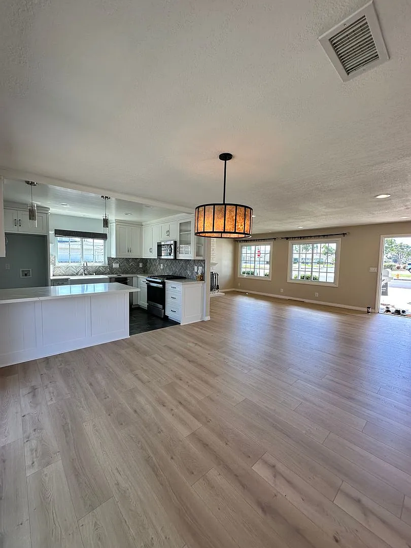 Huntington Beach 4 Bed, 2 Bath Single Level House for Lease. — Photo 2