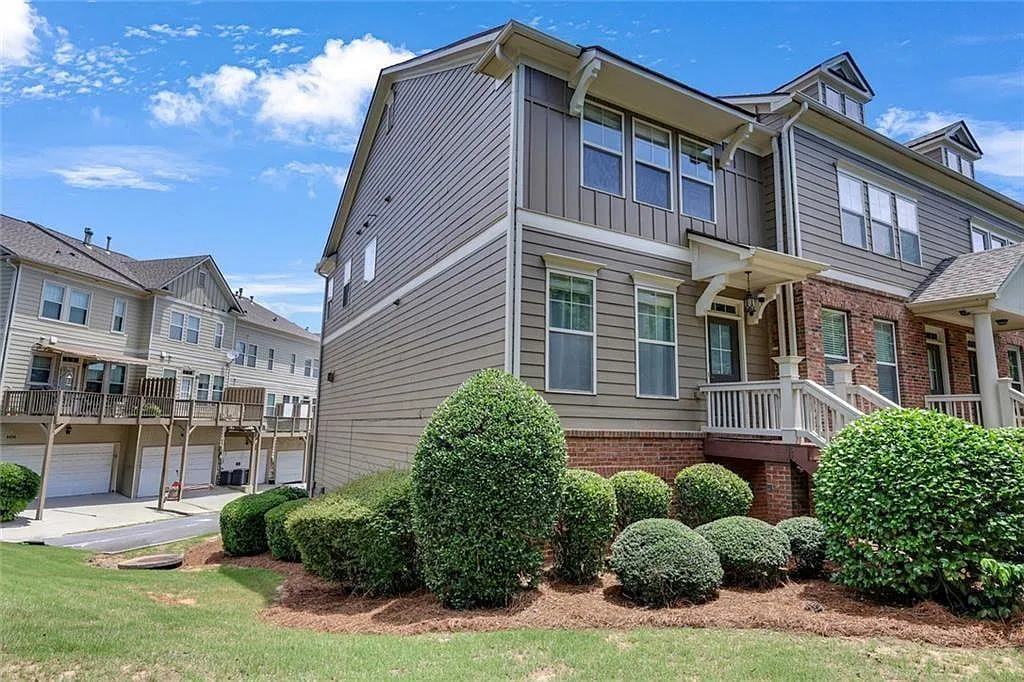 3 bed, 3.5 bath, 2592 sqft, $2,500 — Photo 2