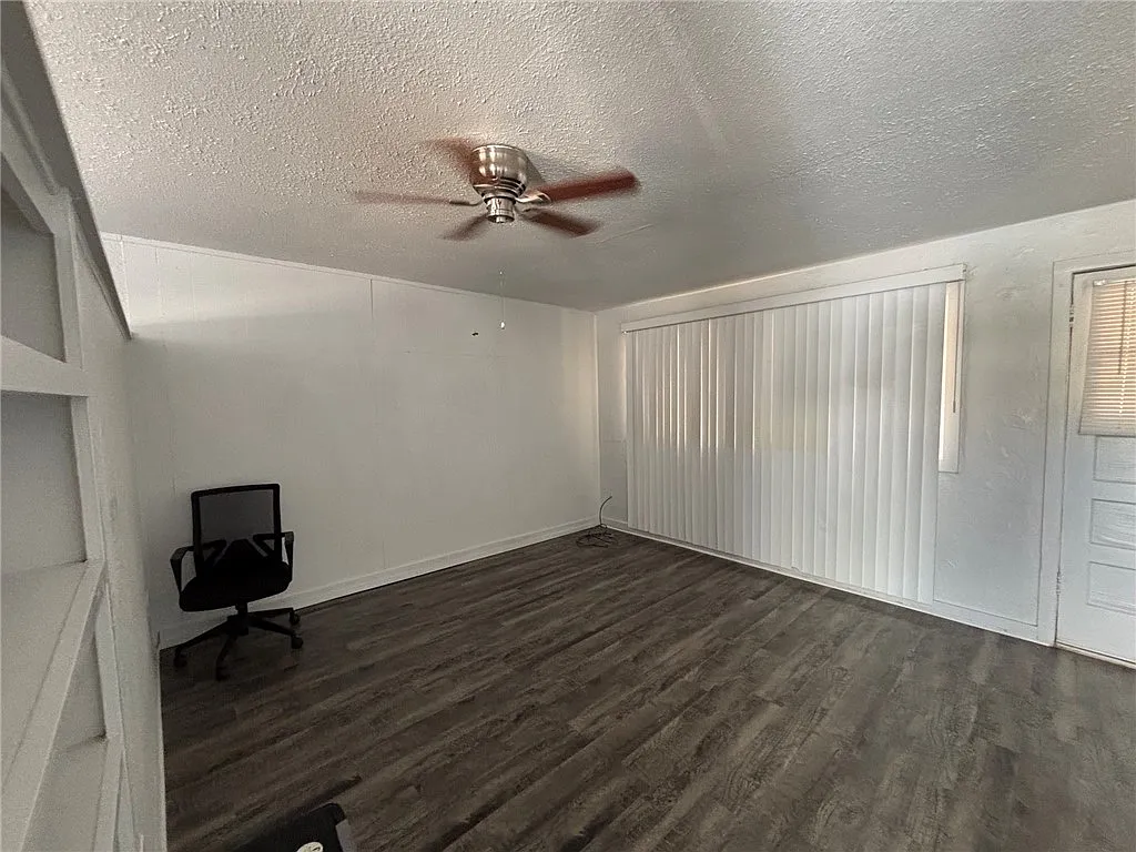 2 bed, 1.0 bath, 2479 sqft, $975 — Photo 3