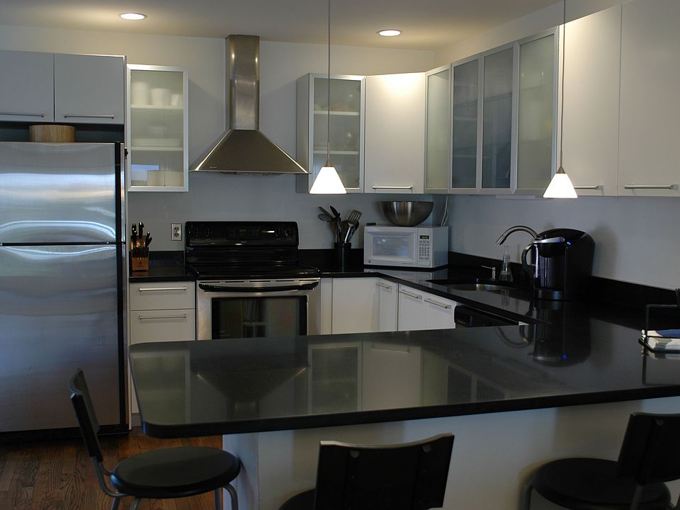 new kitchen w/ quartz counters
