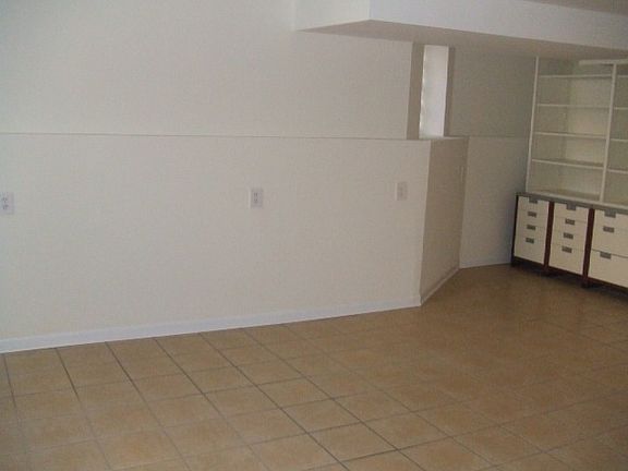 2nd image of 1433 W Farragut Ave #1