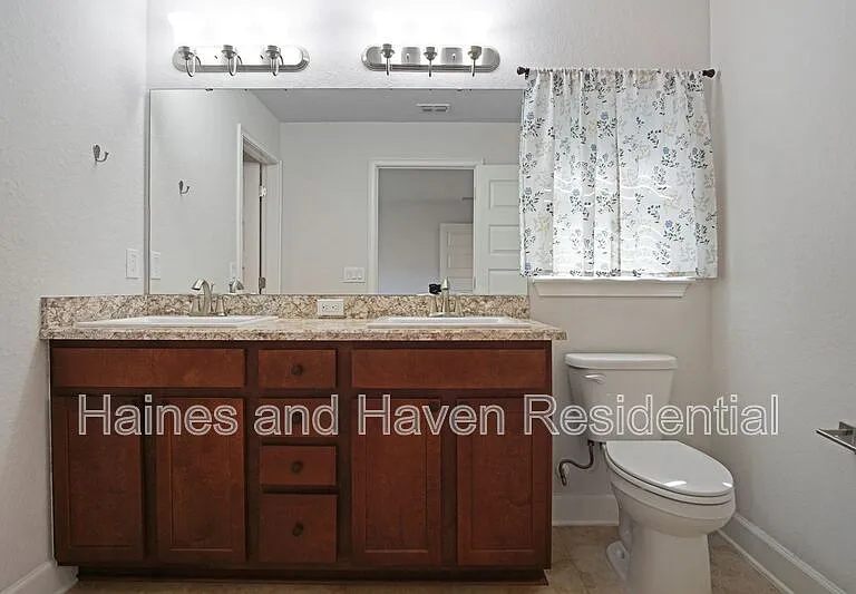 1217 Forest Hills Dr — Photo 14