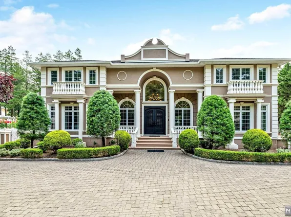 376 N Farview Ave, Paramus, NJ 07652