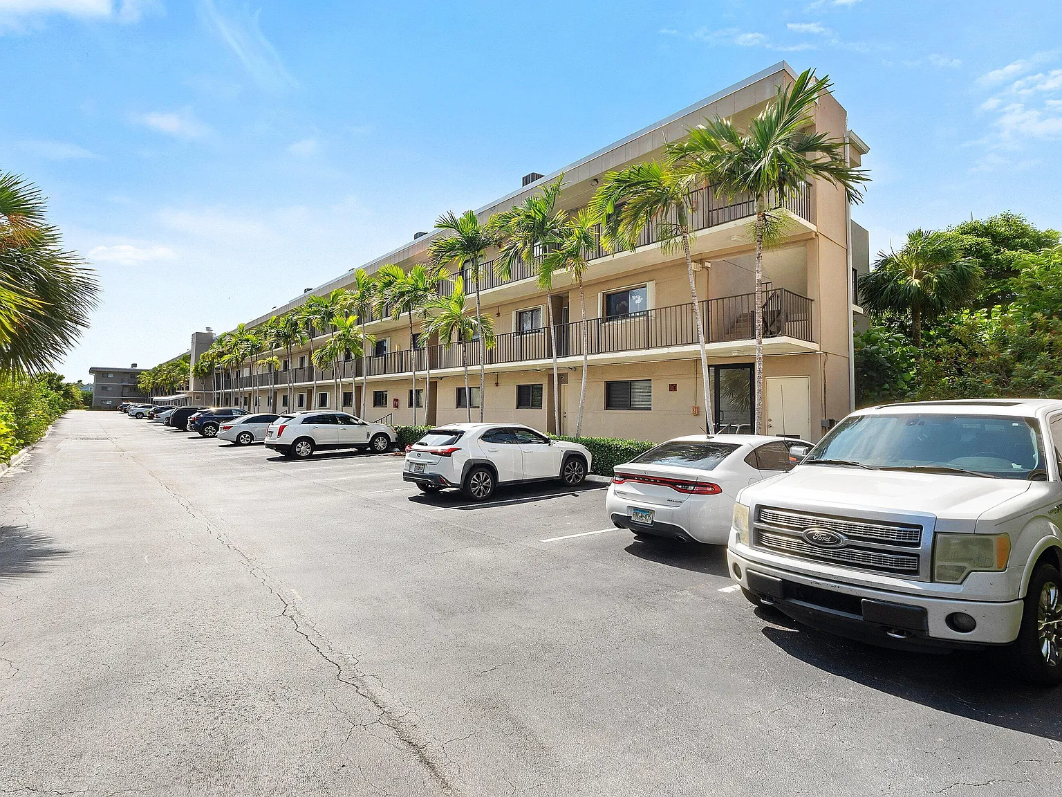 2 bed, 2.0 bath, 1121 sqft, $3,000 — Photo 2
