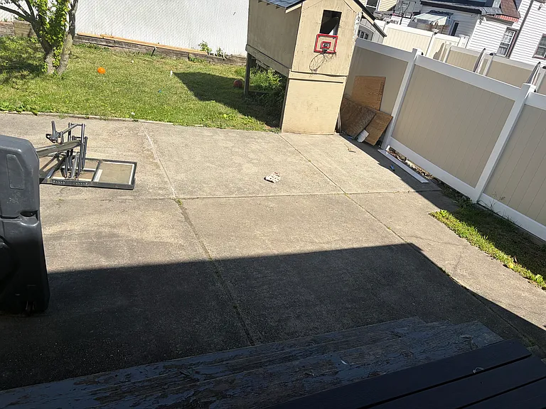 737 739th Ave E — Photo 2