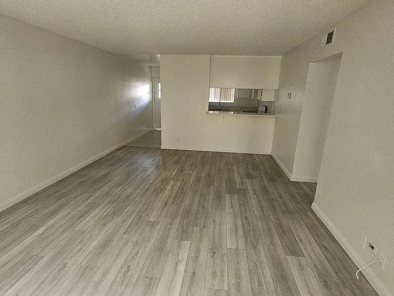 1341 E 9th St #5 — Photo 8
