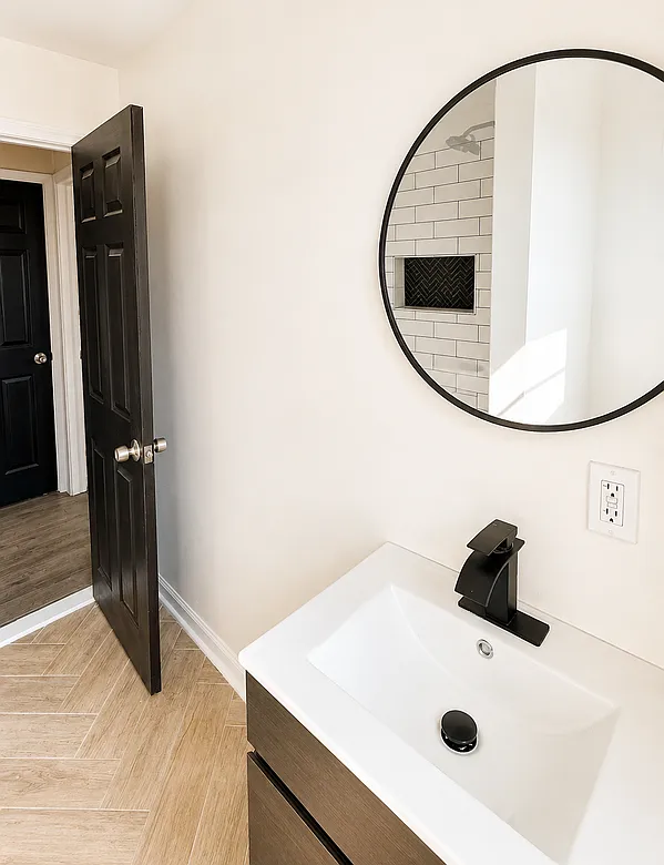 3 bed, 1.0 bath, 980 sqft, $1,900 — Photo 3