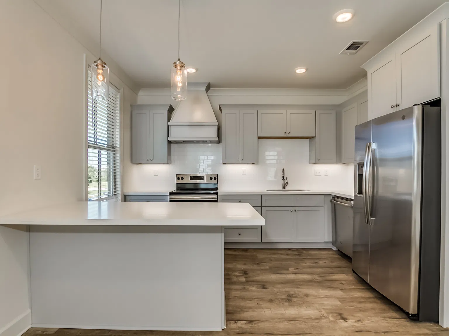 6 bed, 6.5 bath, 3072 sqft, $5,400 — Photo 3
