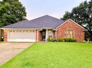 3210 Le Oaks Dr, Bossier City, LA 71111