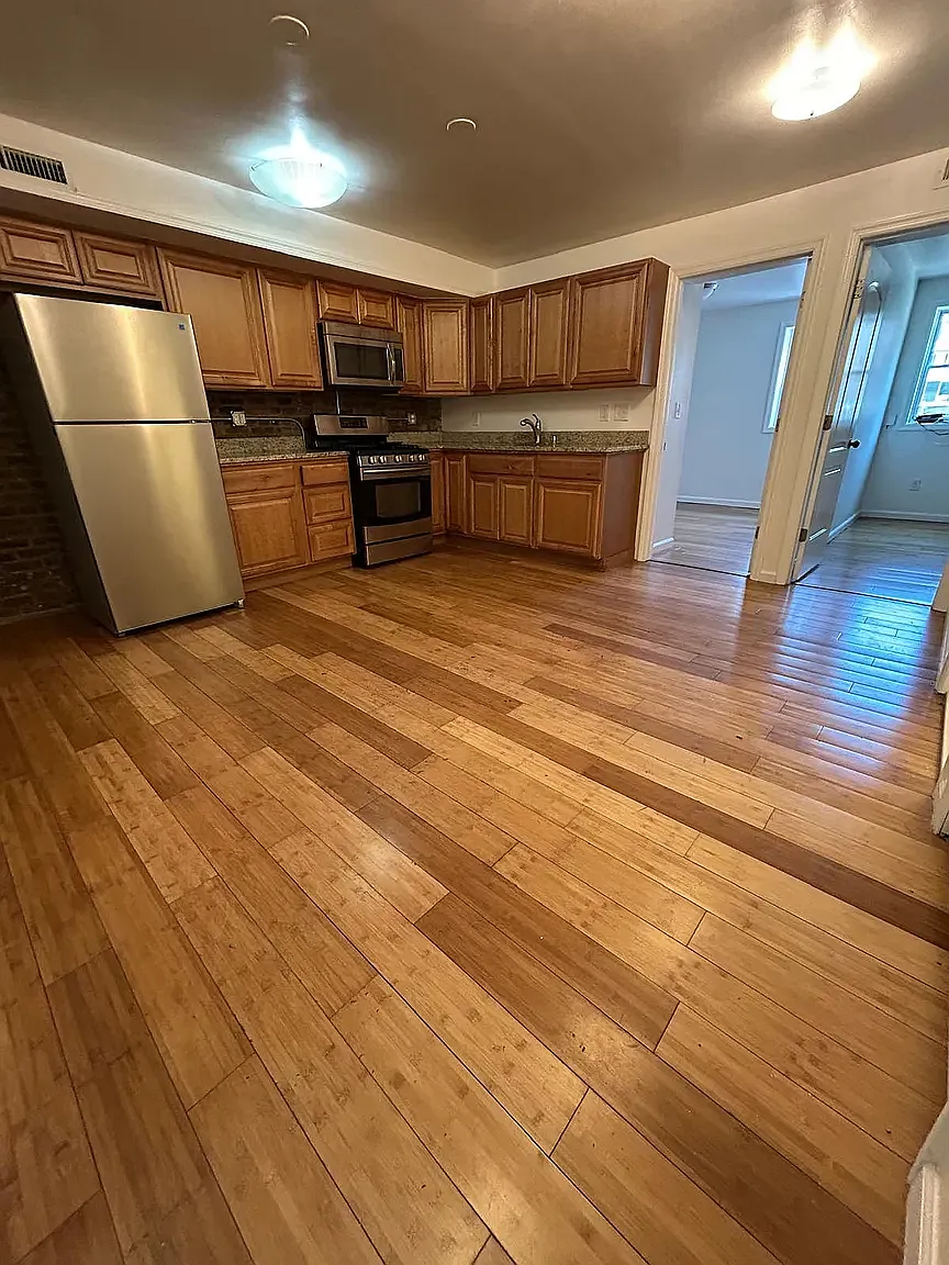 3 bed, 1000 sqft, $2,699 — Photo 1