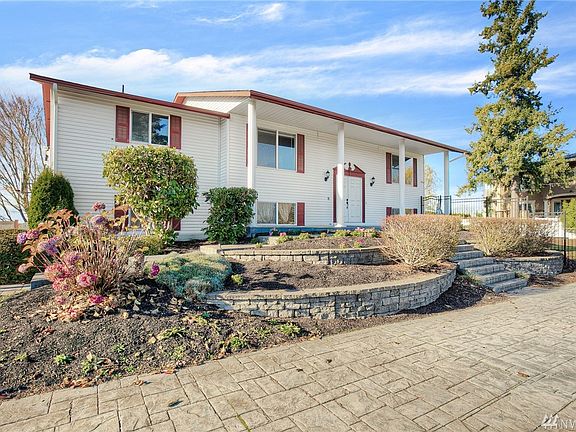 Gorgeous setting, really stands out as you enter the neighborhood!  This is the circular drive.