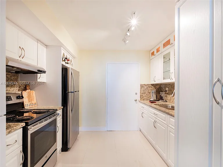 5401 Collins Ave #1013 — Photo 16