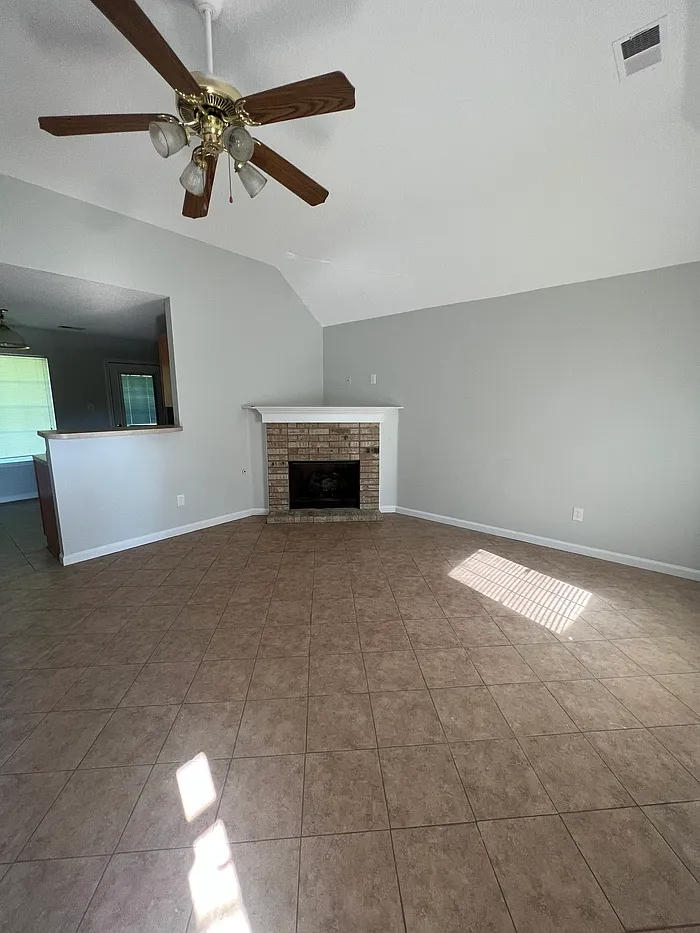 3 bed, 2.0 bath, 1180 sqft, $1,295 — Photo 2