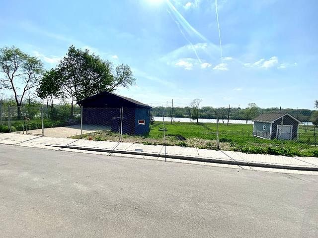 2nd image of 606 Wellington Ave