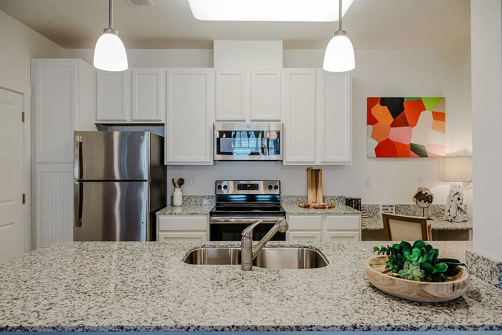 Mystic Bluff Apartments — Photo 4